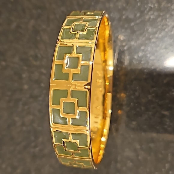 💕TRINA TURK💕 Enamel Bangle Bracelet ~ Black & Gold Brick Logo Design NWOT - Picture 7 of 9